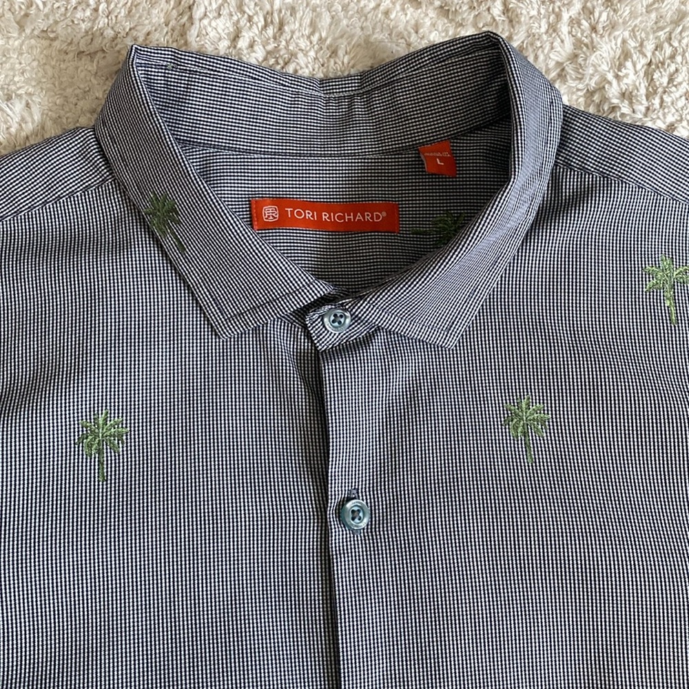 Tori Richard Men’s Blk/Wht short sleeve button shirt with palm tree pattern